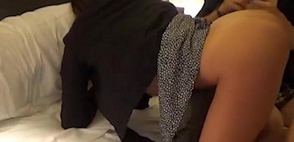  Nora Barcelona y Valentina Bianco se follan en la cama de un hotel